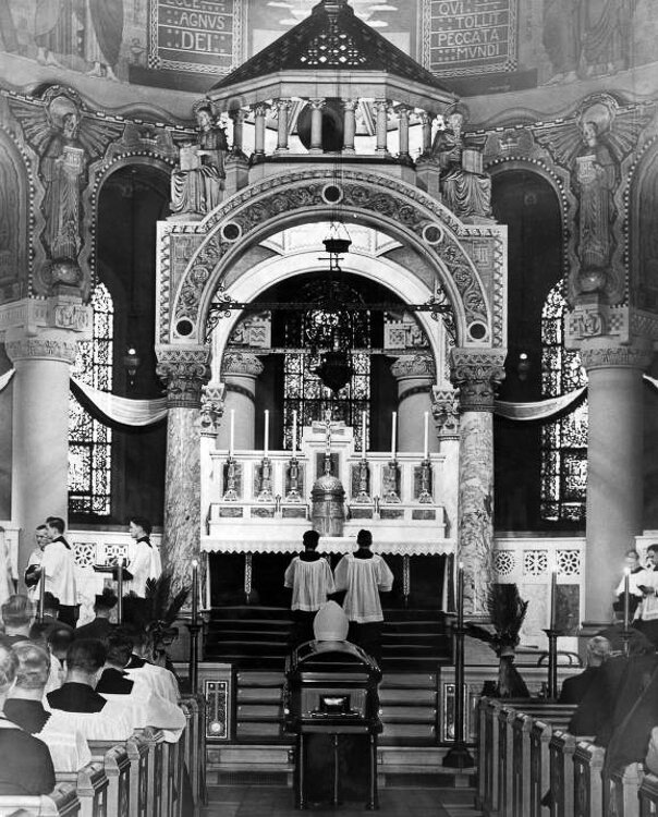 圣艾格尼丝天主教堂祭坛的内部景观。这张照片摄于1946年辅助主教约翰·r·哈根的葬礼上。