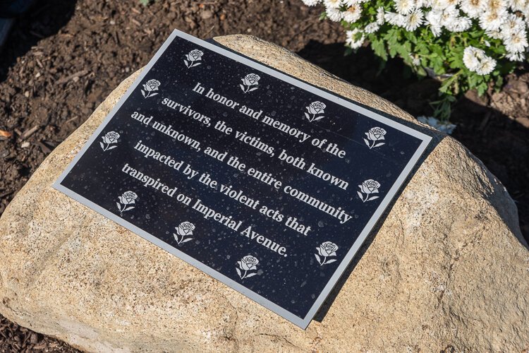 就在纪念碑前矗立着一块石头，纪念那些遭受索厄尔暴力的人，包括那些受到虐待但能够离开的人，所有受害者的亲人，以及那些尚未确定身份的受害者。