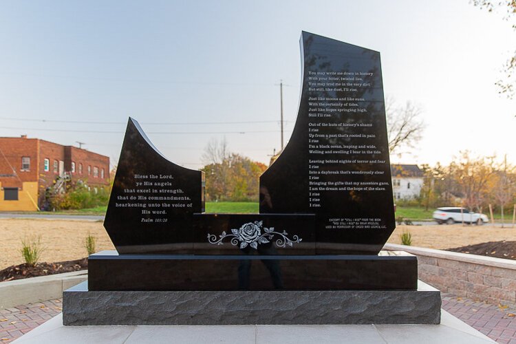 纪念碑的背面是玛雅·安杰洛的励志诗《我仍在崛起》的节选。