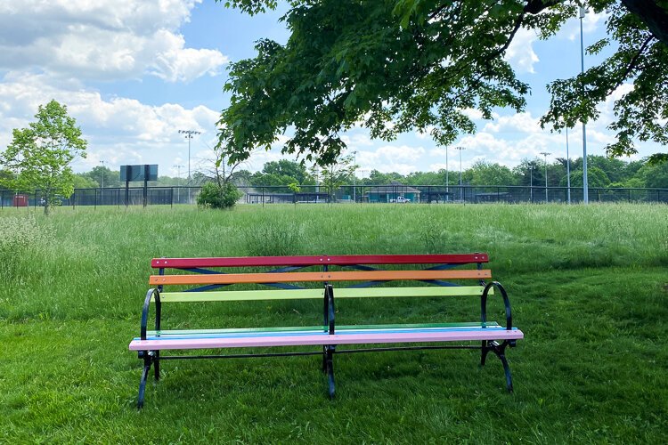 克利夫兰高地市政府在五个主要公园里安装了五把彩虹色的长椅